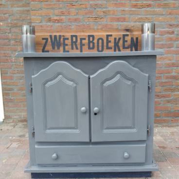 <a title='Bekijk details Zwerfboekenkast Ut Laeshuuske' href='https://zwerfboek.nl/zwerfplek/zwerfboekenkast-ut-laeshuuske'>Zwerfboekenkast 