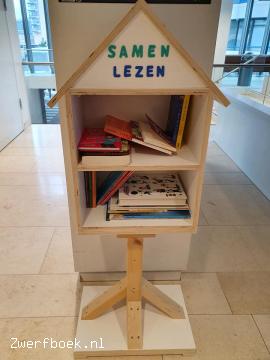 Ruilkast in de central hal van het Ikazia Ziekenhuis in Rotterdam. zwerfboek Minibieb Ikazia Ziekenhuis.