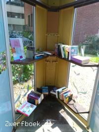 Oude telefooncel als boekenruilkast zwerfboek Boekenruilkast Stadkamer Zwolle.