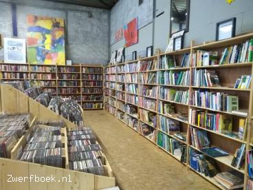 Grote boekenafdeling bij de kringloop in Dronten.