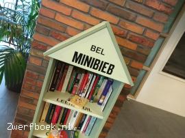 Ruilkast in de hal van het gemeentehuis. zwerfboek BEL minibieb.