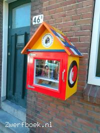 Minibieb in Rotterdam zwerfboek Mini bieb in het Kleiweg kwartier.