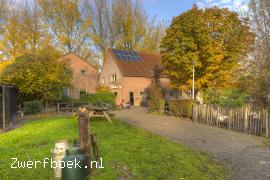 Zwerfboeken bij kinderboerderij Canteclaar. zwerfboek Zwerfboekenstation Kinderboerderij Cantecleer.